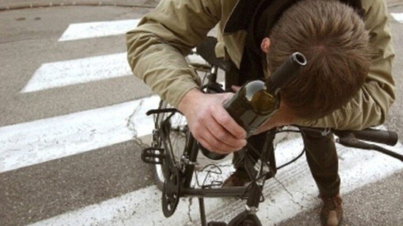 Ubriaco in bici: niente sospensione della patente