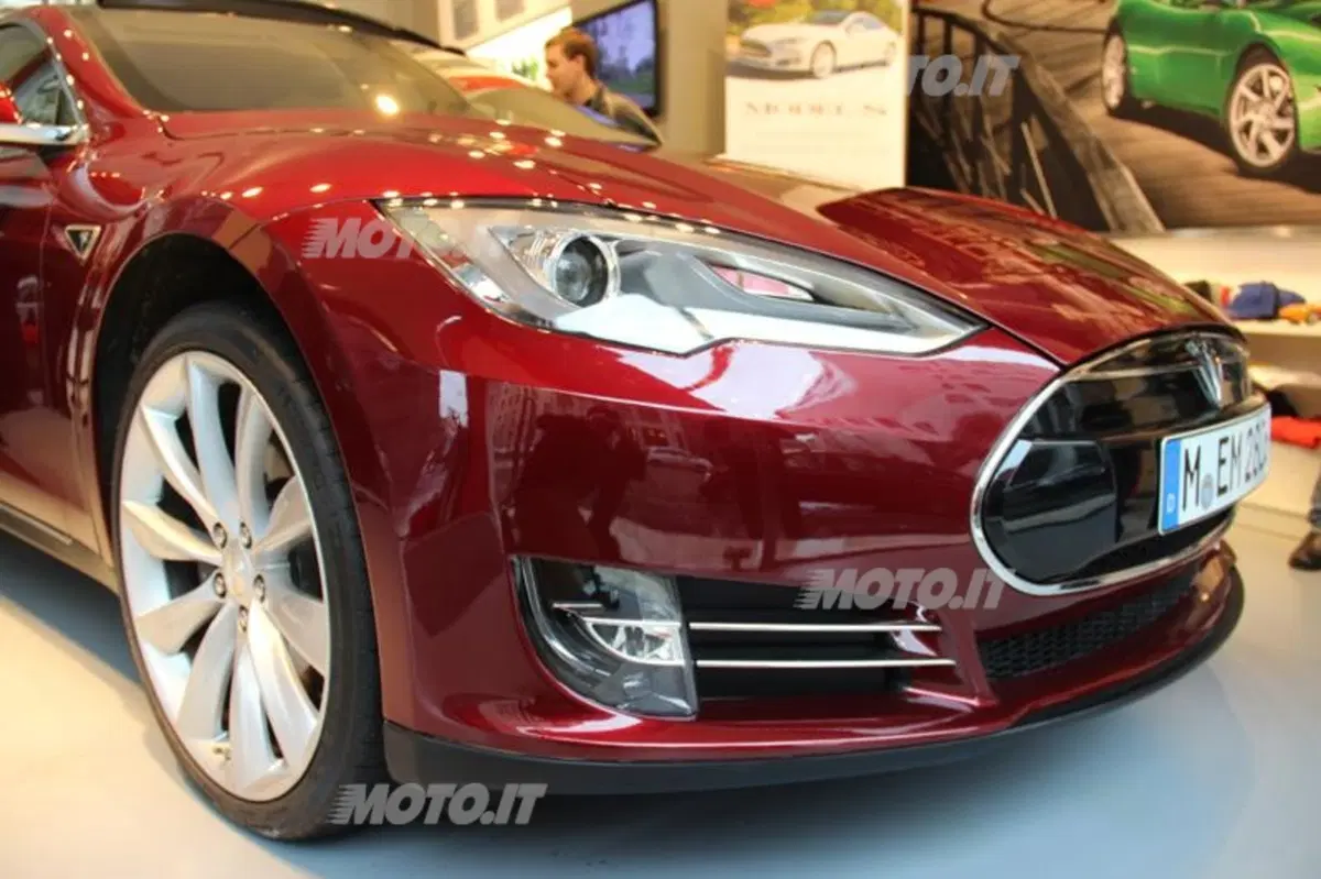 Tesla: passi da gigante per il costruttore di auto elettriche (2)