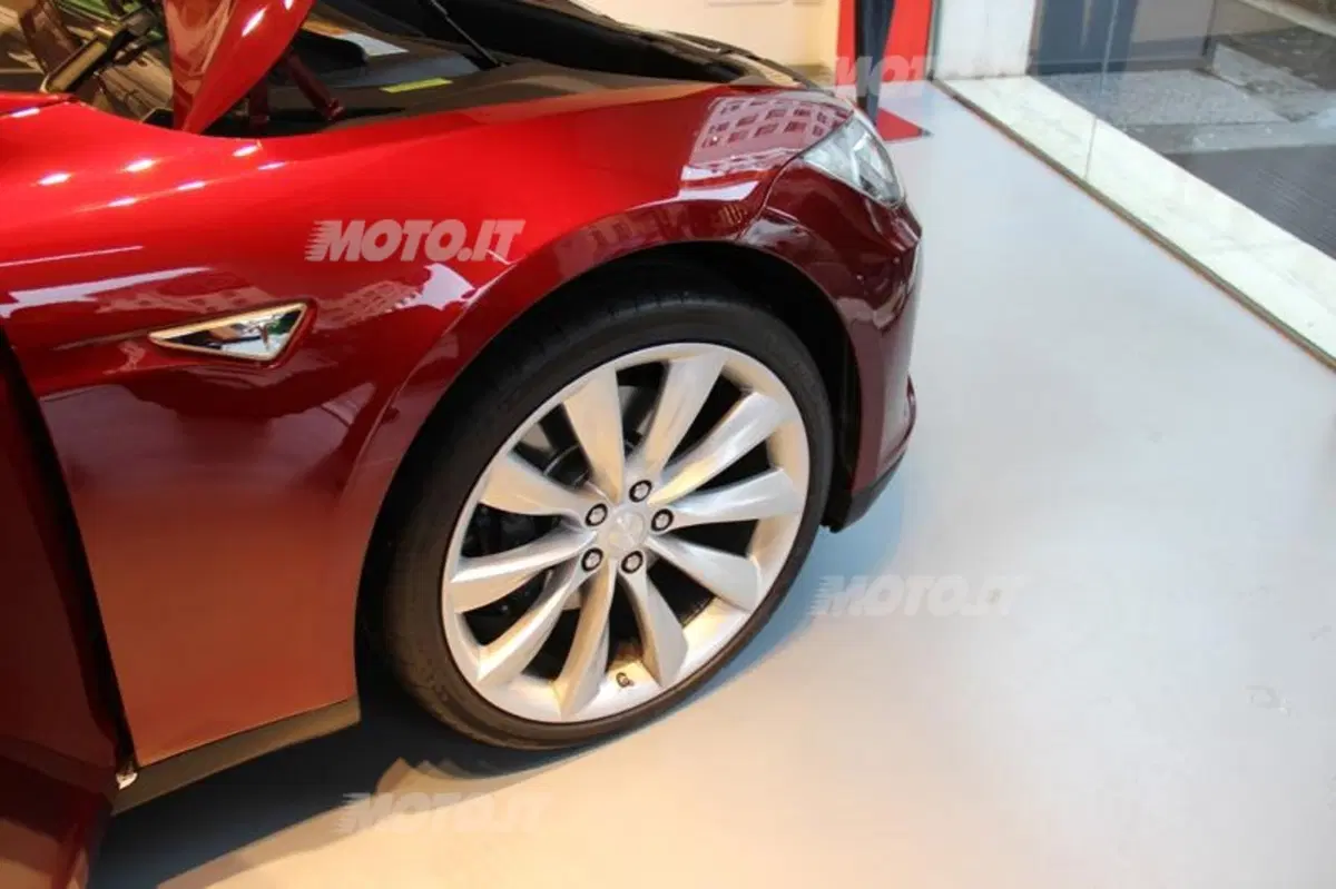 Tesla: passi da gigante per il costruttore di auto elettriche (4)