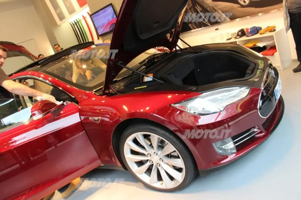 Tesla: passi da gigante per il costruttore di auto elettriche (5)