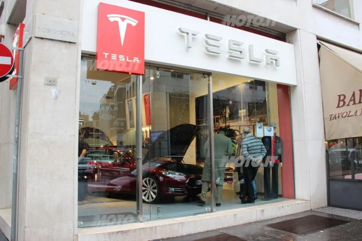 Tesla: passi da gigante per il costruttore di auto elettriche (6)