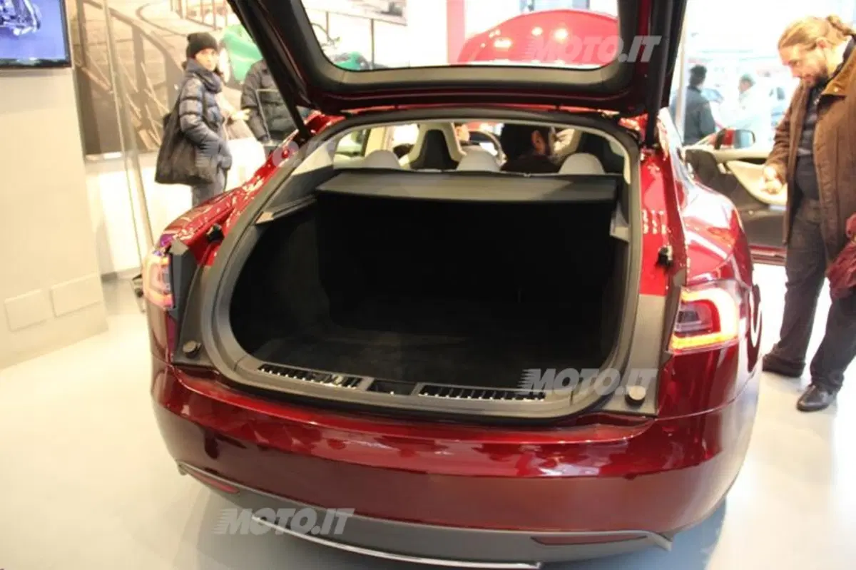 Tesla: passi da gigante per il costruttore di auto elettriche (8)
