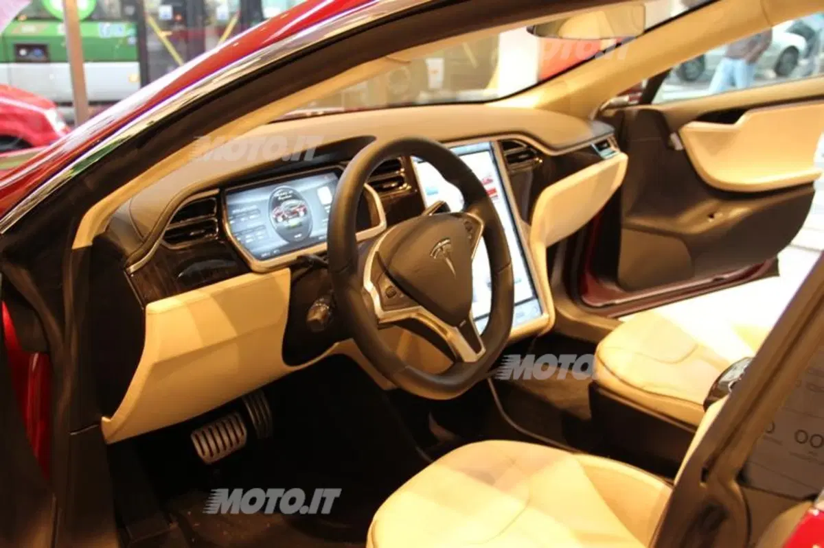 Tesla: passi da gigante per il costruttore di auto elettriche (9)