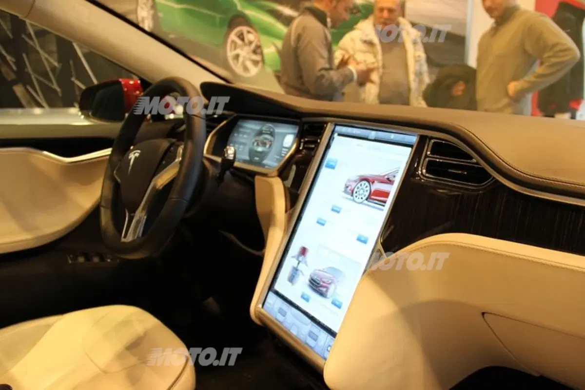 Tesla: passi da gigante per il costruttore di auto elettriche (11)