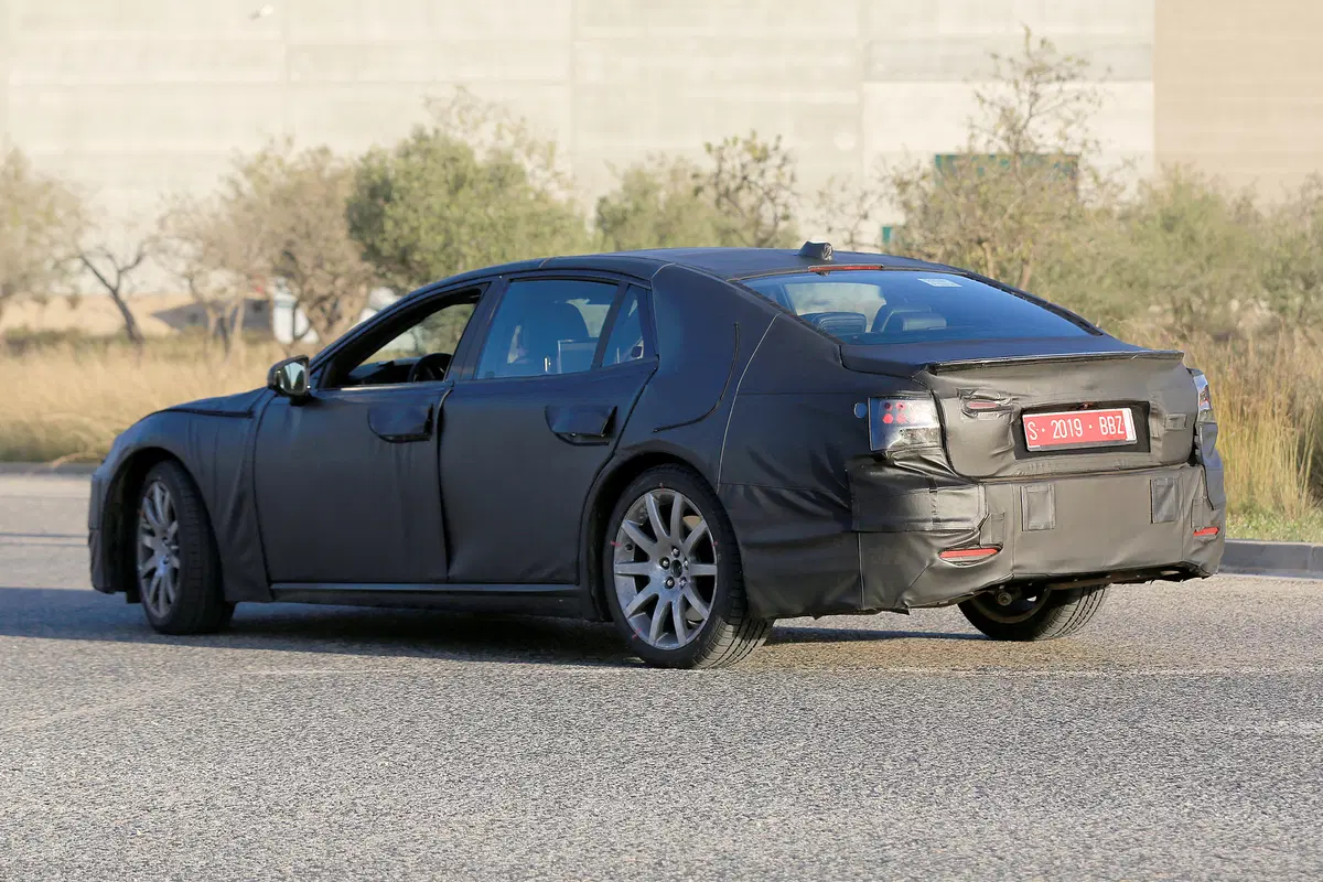 Lexus LS 2018: le foto spia della quinta generazione (6)
