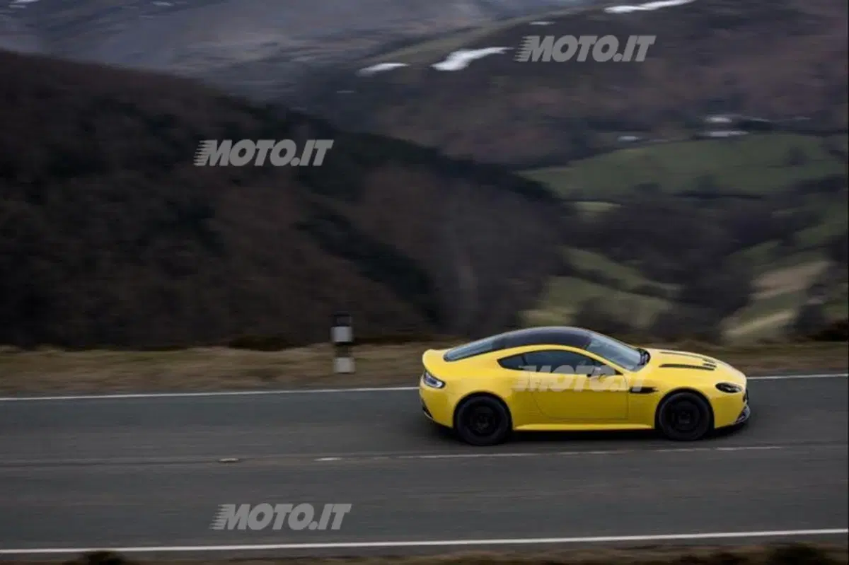 Aston Martin V12 Vantage S (2)