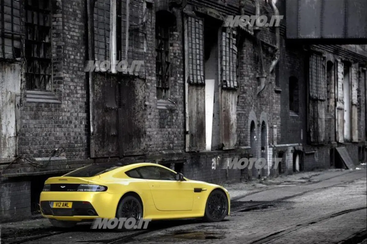Aston Martin V12 Vantage S (7)