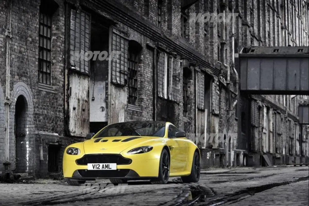 Aston Martin V12 Vantage S (8)