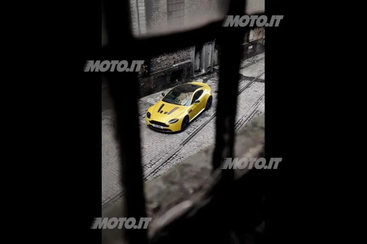 Aston Martin V12 Vantage S (9)