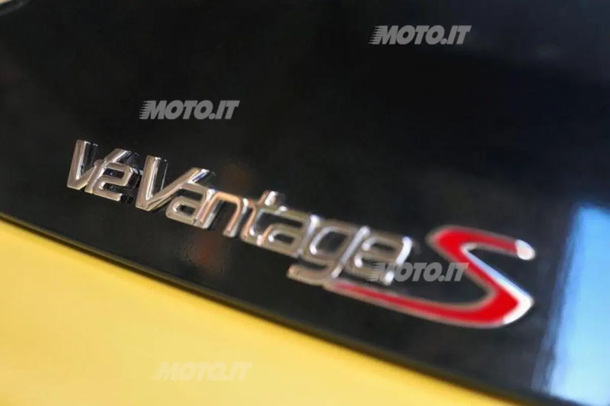 Aston Martin V12 Vantage S (27)