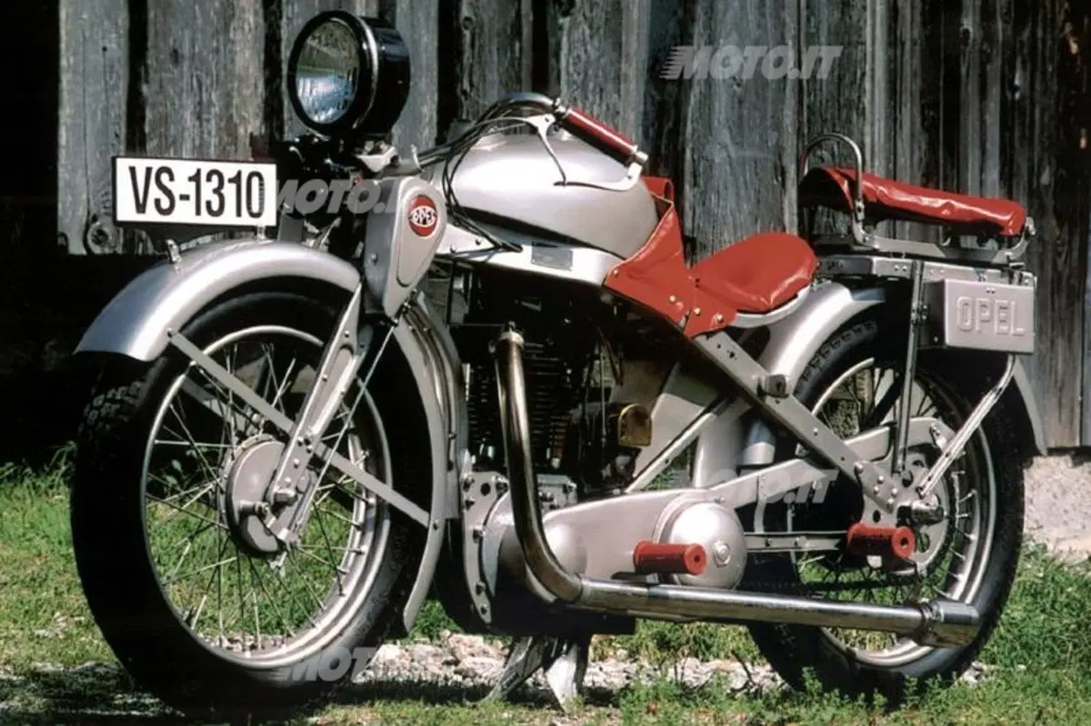 Nella storia di Opel, le moto compaiono ben prima della coppia Valentino Rossi Adam (6)