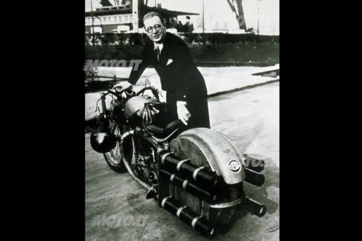 Nella storia di Opel, le moto compaiono ben prima della coppia Valentino Rossi Adam (10)