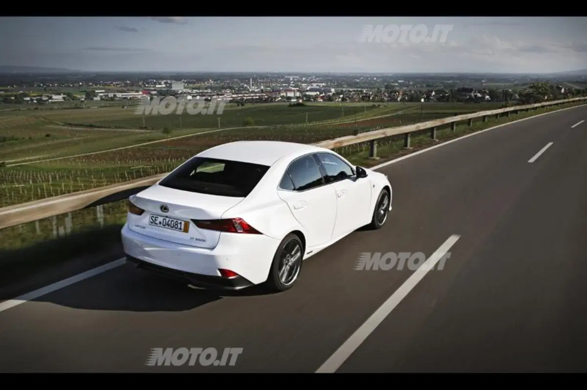 Massimo Gargano: «Con la IS, Lexus è l’unica Casa 100% Hybrid» (13)