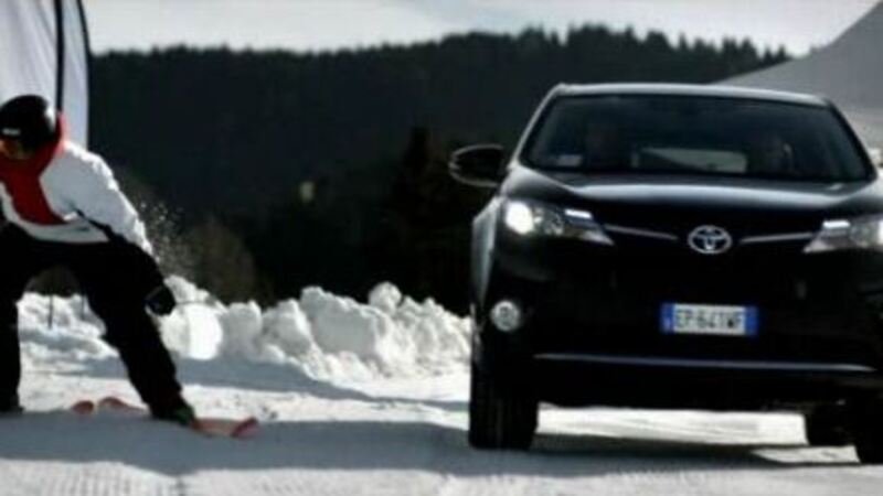 La nuova Toyota RAV 4 sfida uno sciatore in discesa libera - Video