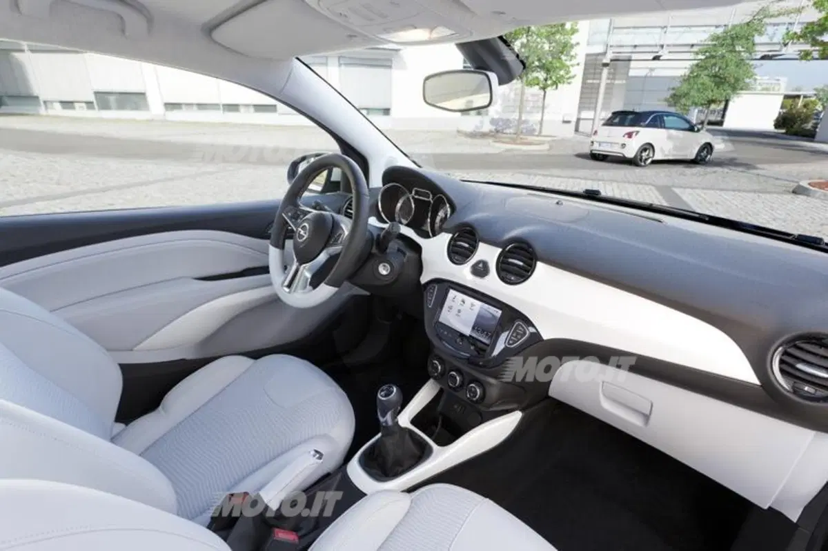 Opel Adam: premiato il design degli interni della city car tedesca (2)