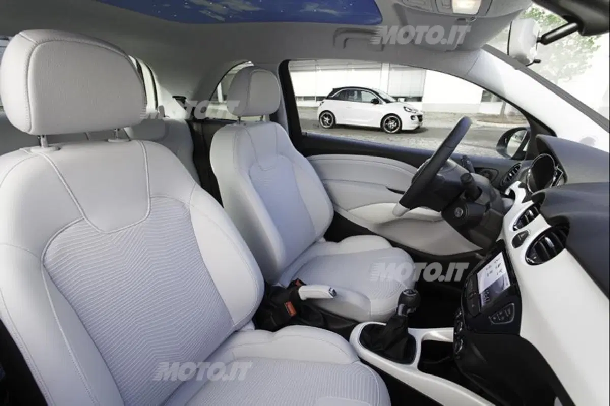 Opel Adam: premiato il design degli interni della city car tedesca (6)