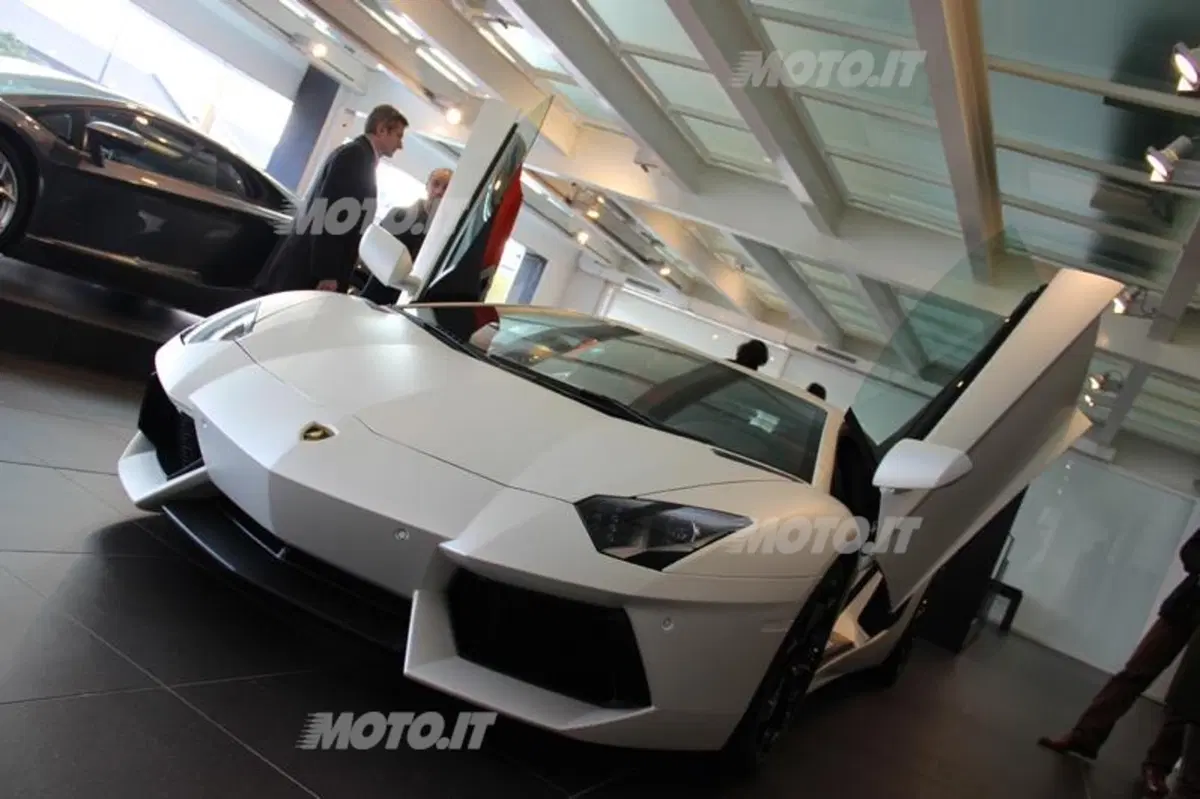 Lamborghini Aventador: prodotti 2.000 esemplari (4)