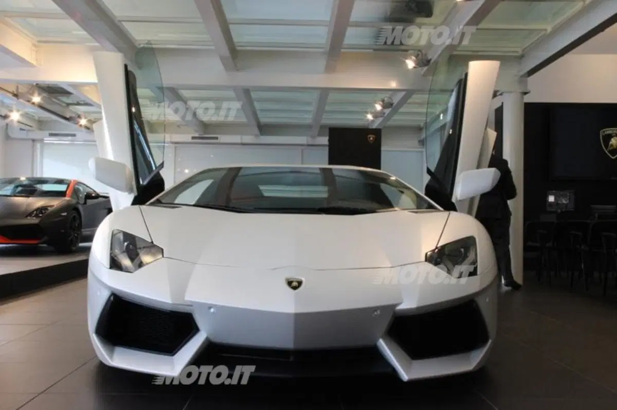 Lamborghini Aventador: prodotti 2.000 esemplari (6)