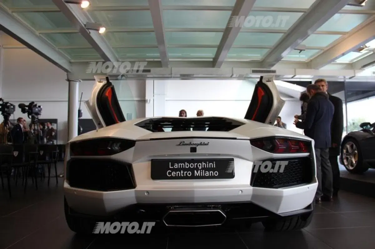 Lamborghini Aventador: prodotti 2.000 esemplari (7)
