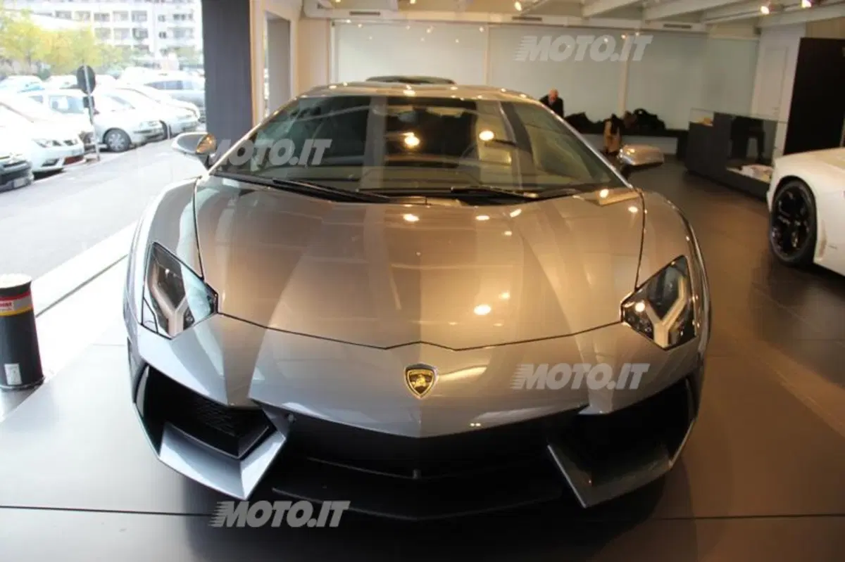 Lamborghini Aventador: prodotti 2.000 esemplari (9)