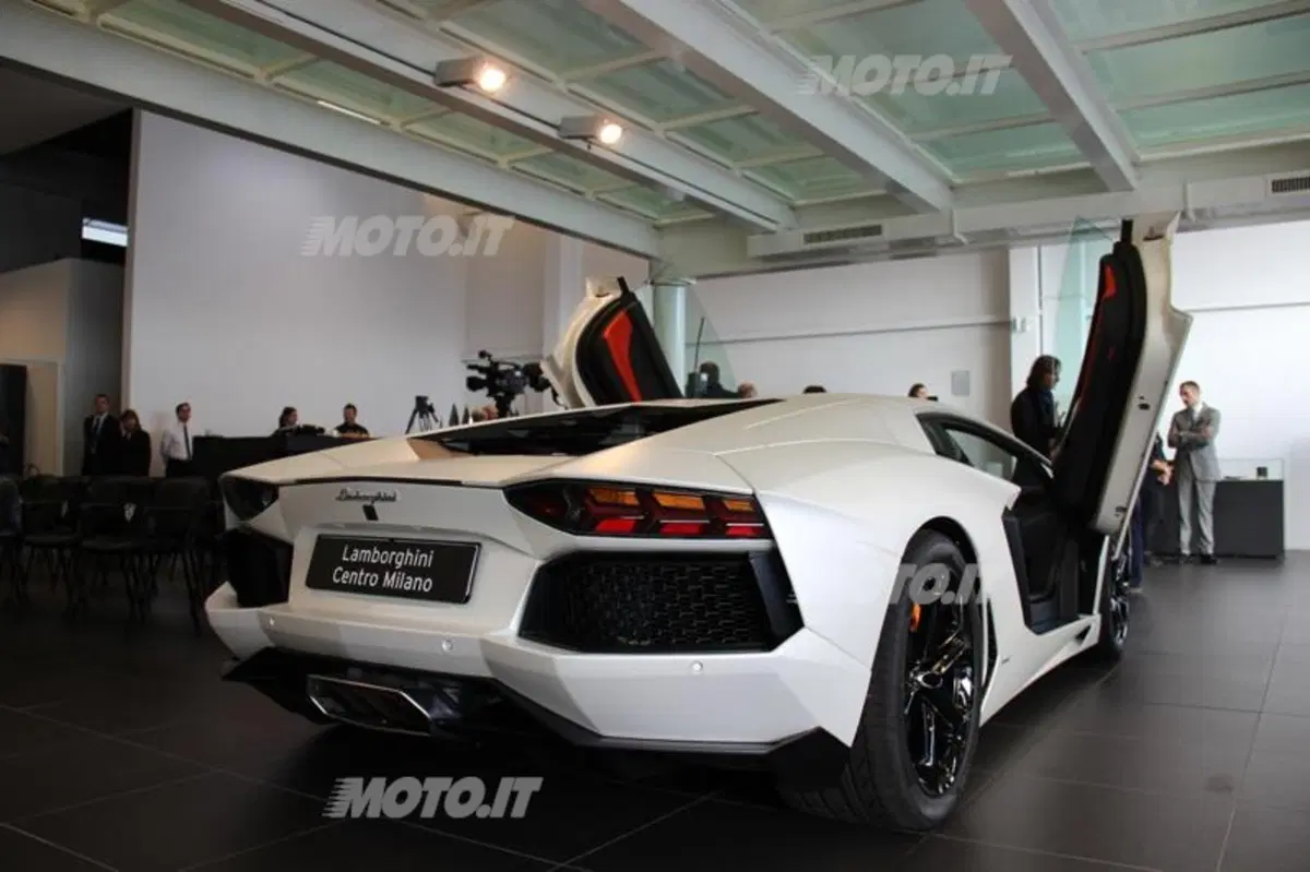 Lamborghini Aventador: prodotti 2.000 esemplari (15)