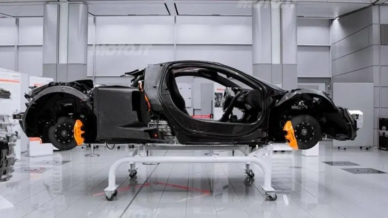 McLaren P1: dentro alla fabbrica per scoprire l'hypercar ibrida