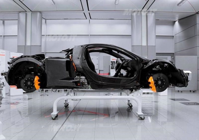 McLaren P1: dentro alla fabbrica per scoprire l&#039;hypercar ibrida