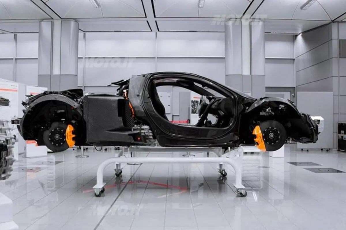 McLaren P1: dentro alla fabbrica per scoprire l'hypercar ibrida