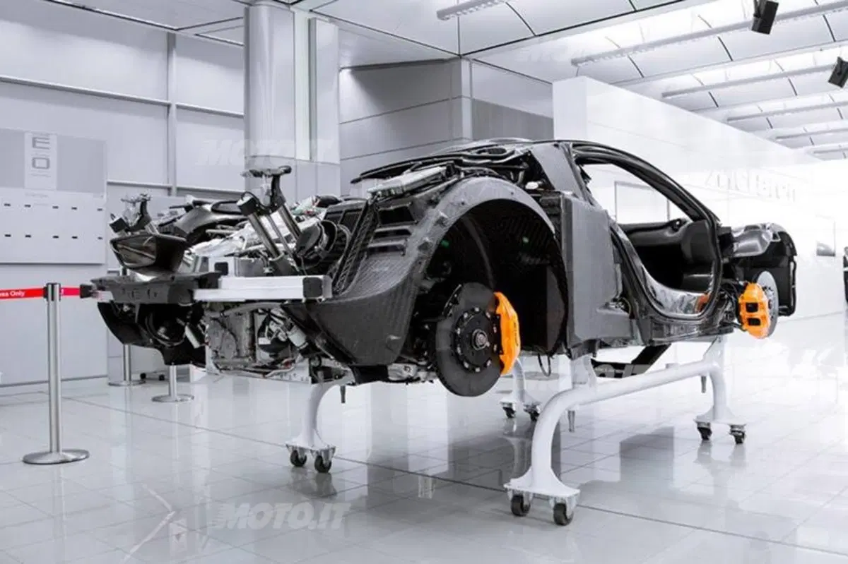 McLaren P1: dentro alla fabbrica per scoprire l'hypercar ibrida (2)
