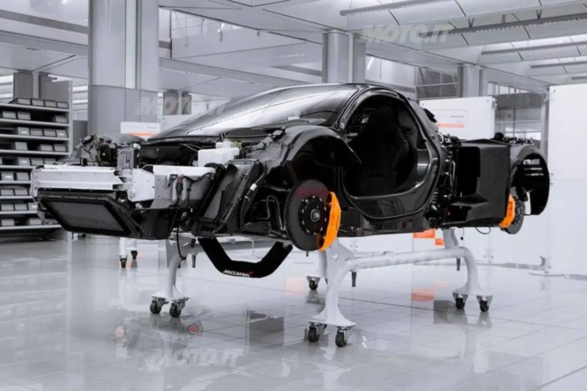 McLaren P1: dentro alla fabbrica per scoprire l'hypercar ibrida (4)