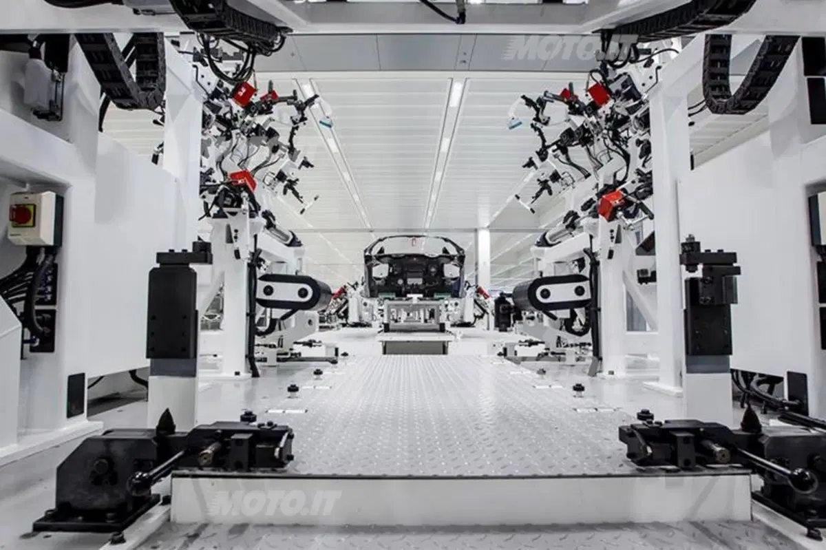 McLaren P1: dentro alla fabbrica per scoprire l'hypercar ibrida (5)