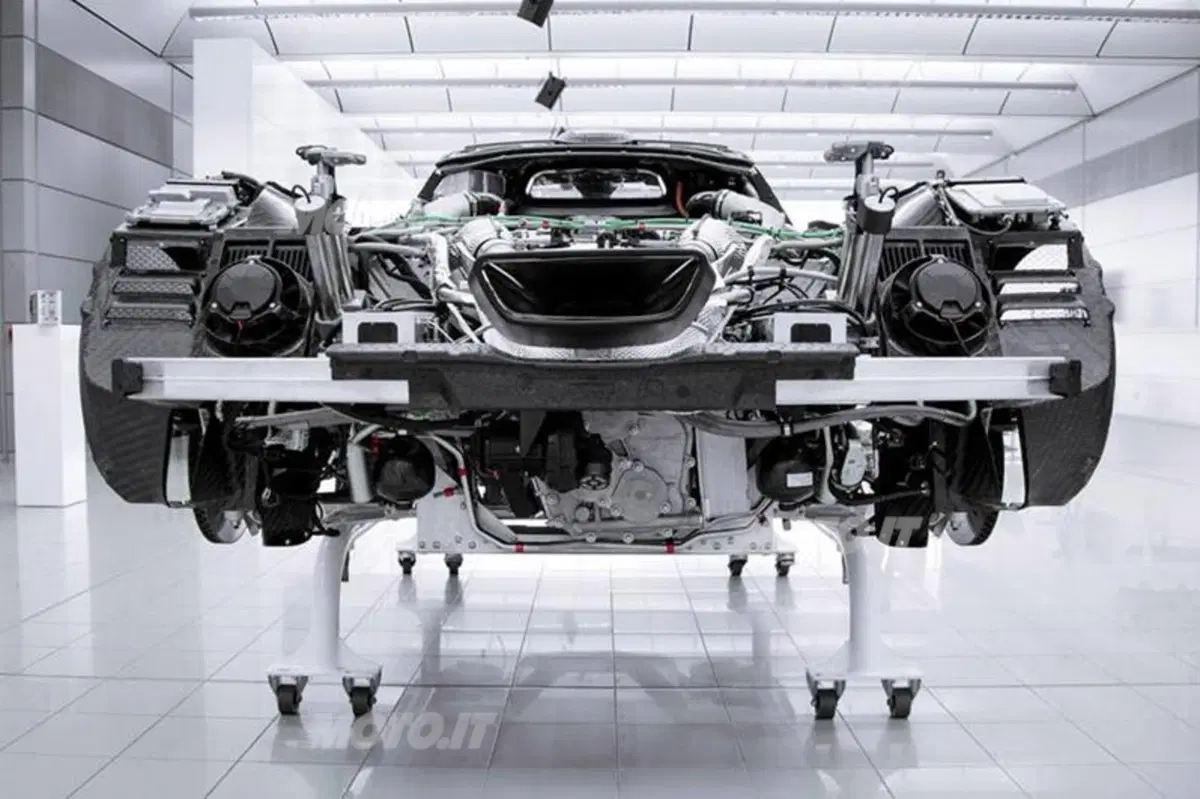 McLaren P1: dentro alla fabbrica per scoprire l'hypercar ibrida (7)