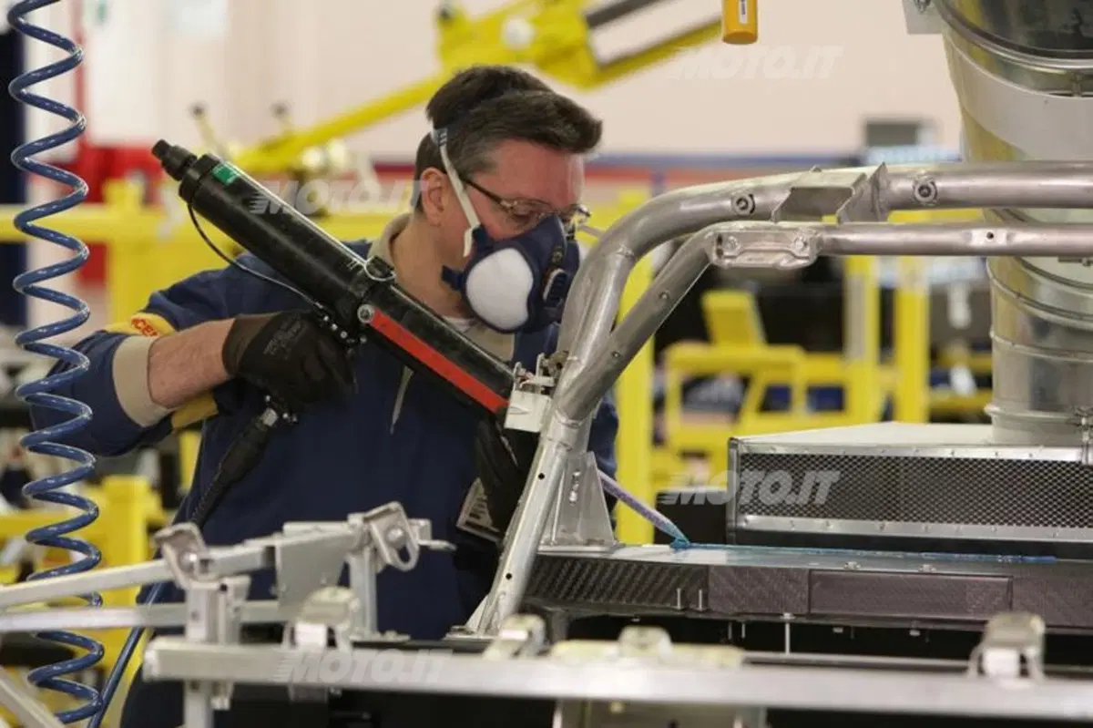 Alfa Romeo 4C: nel cuore dello stabilimento di produzione a Modena (21)