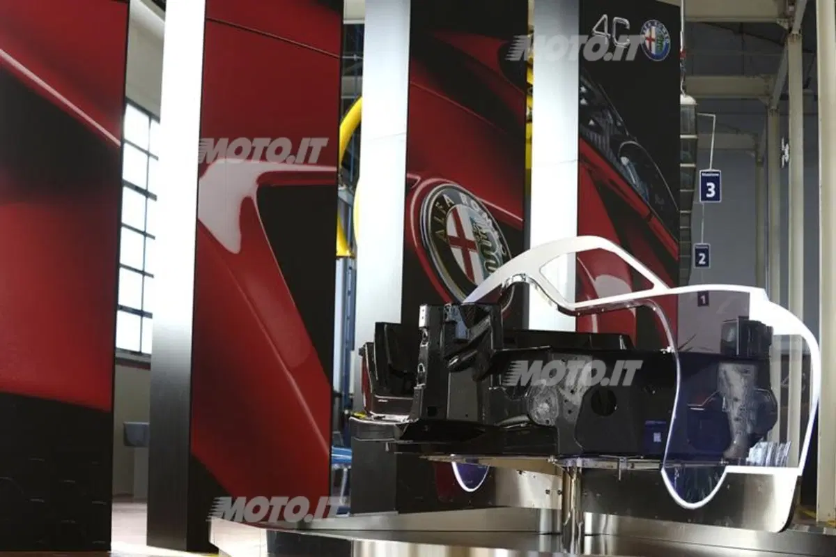 Alfa Romeo 4C: nel cuore dello stabilimento di produzione a Modena (44)