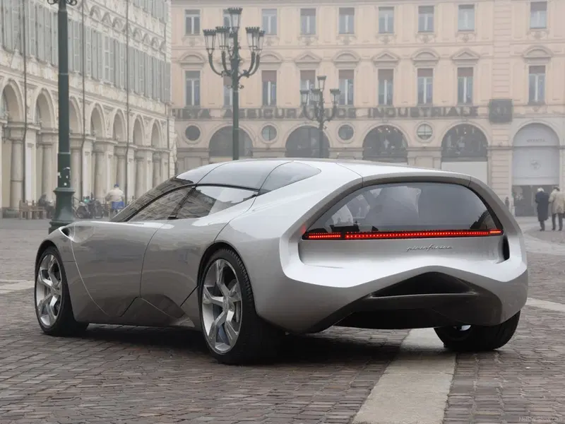 La Berlina Aerodinamica oggi, con tanto di evidenti citazioni. Vorremmo accarezzarla. L'apertura delle portiere riprende esattamente lo schema di Martin, in cui si apriva invece tutta la carrozzeria.