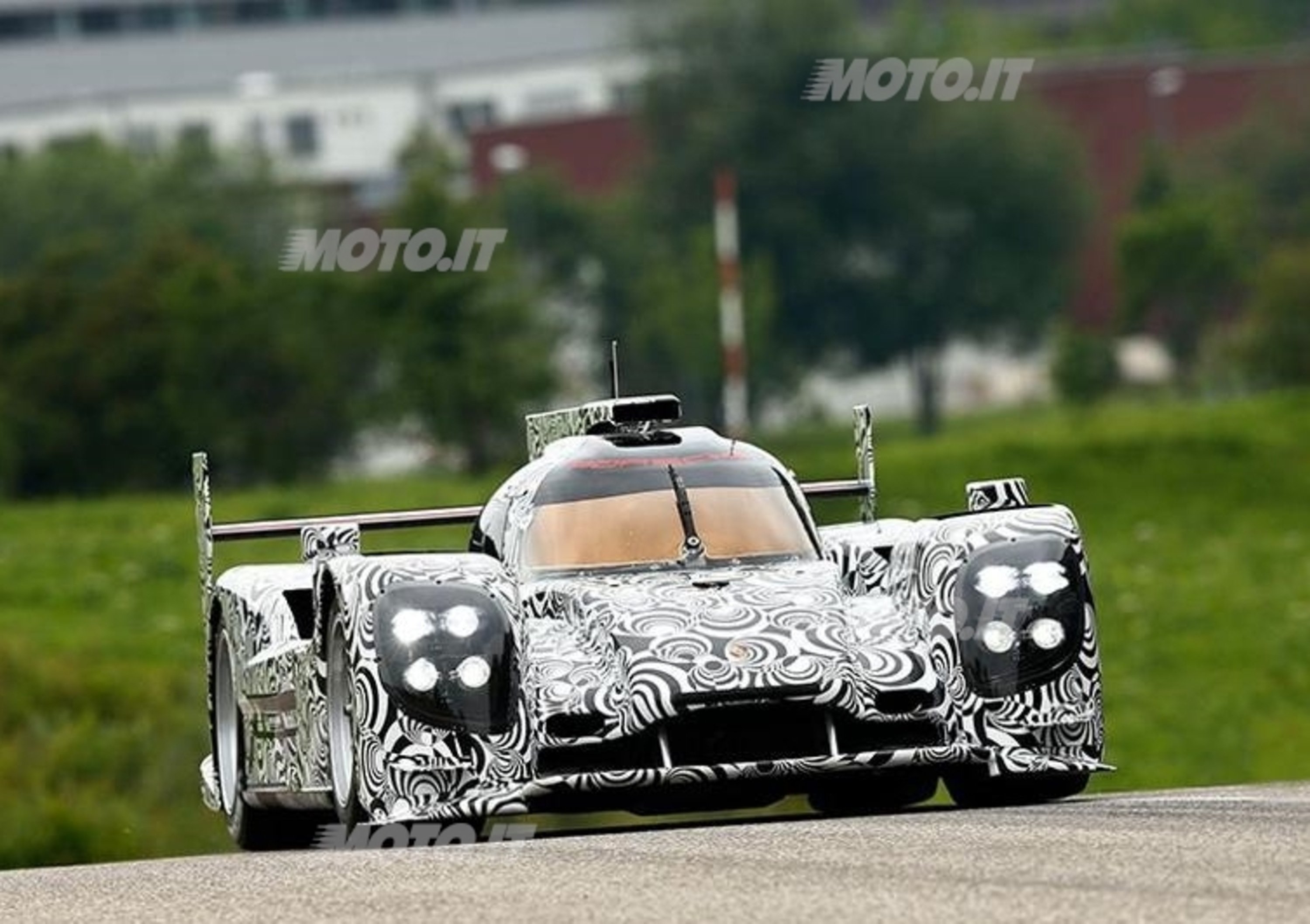 Porsche: ha debuttato in pista la LMP1 che parteciper&agrave; alla 24 Ore di Le Mans 2014