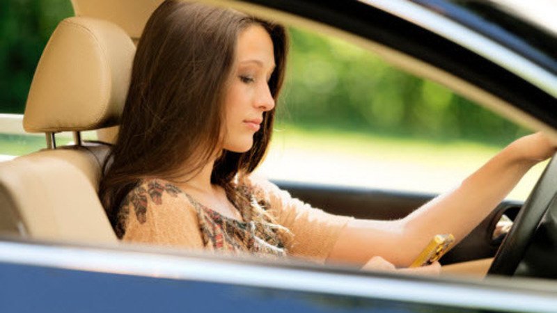 RC Auto: prezzi su del 12% per le 18enni femmine rispetto ai coetanei maschi