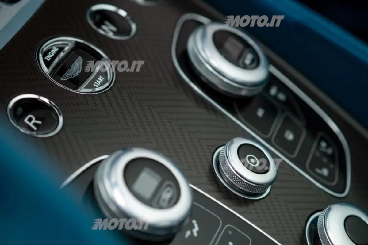 Aston Martin Vanquish Volante (18)