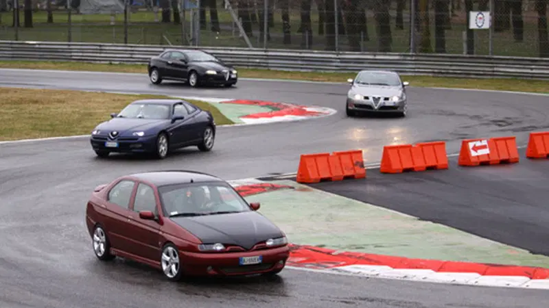 Incidente in pista o in un parcheggio: chi paga i danni?