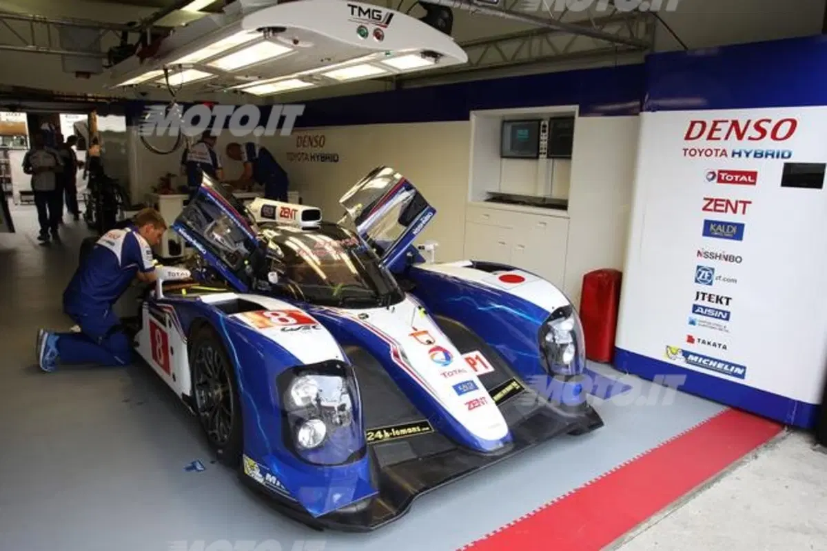 Le Mans 2013: Audi R18 e-tron quattro vs Toyota TS030 Hybrid (12)