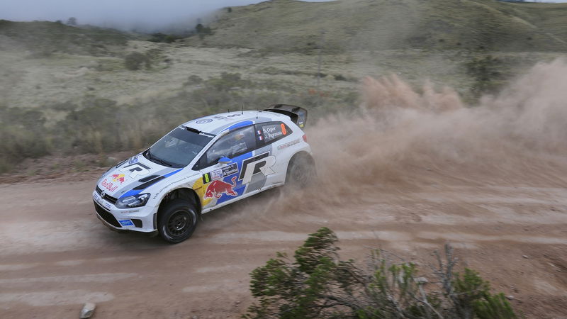 WRC 2013. Rally d&rsquo;Italia Sardegna. Sebastien Ogier (VW Polo R WRC) in testa alla fine della prima tappa