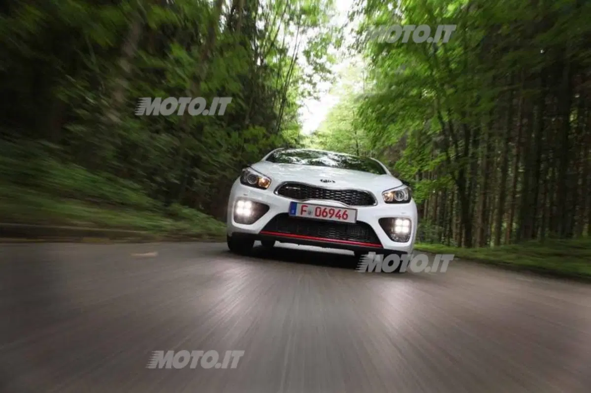 Kia Pro_Cee'd GT (7)
