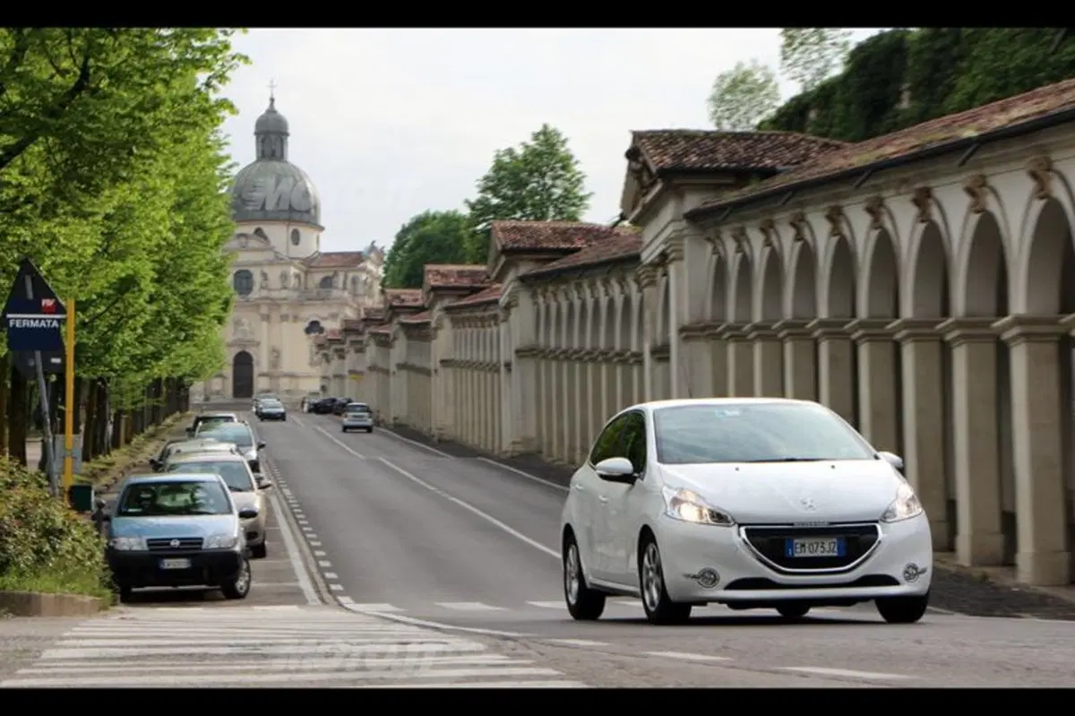 Peugeot 208 1.6 e-HDi (12)