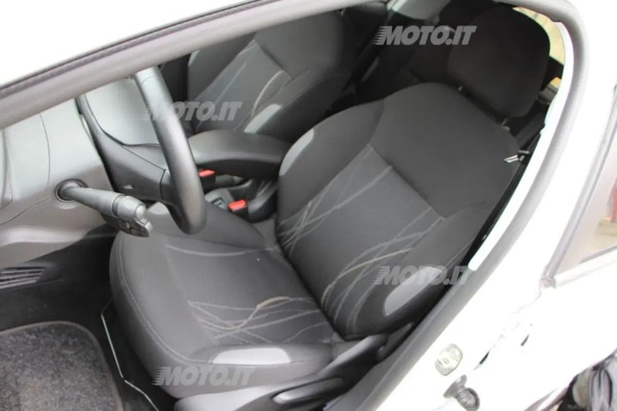 Peugeot 208 1.6 e-HDi (23)
