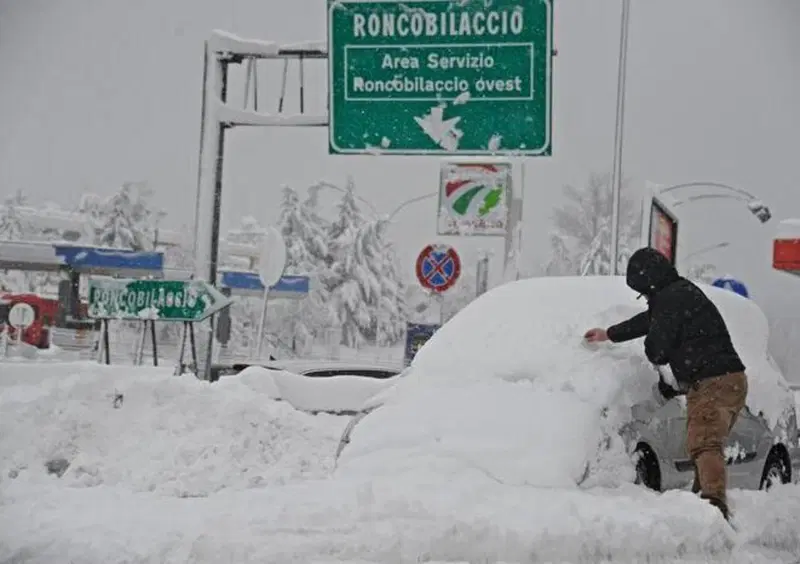 In casi come questo tornerebbe utile una pala pieghevole. Se sono previste forti nevicate potreste procurarvene una
