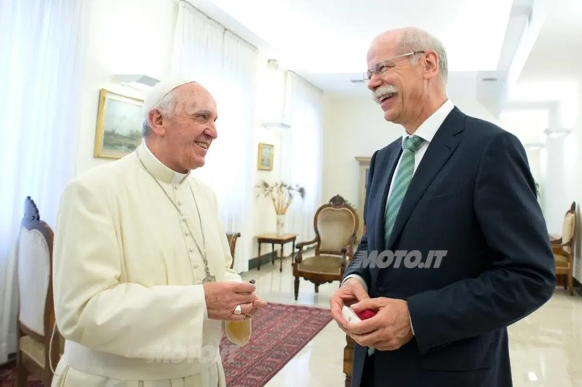 Zetsche incontra il Papa: consegnata la Papamobile brasiliana (2)