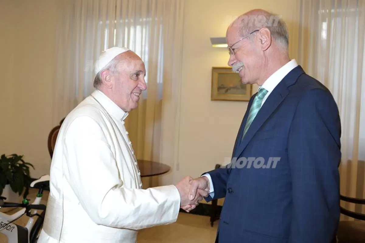 Zetsche incontra il Papa: consegnata la Papamobile brasiliana (3)