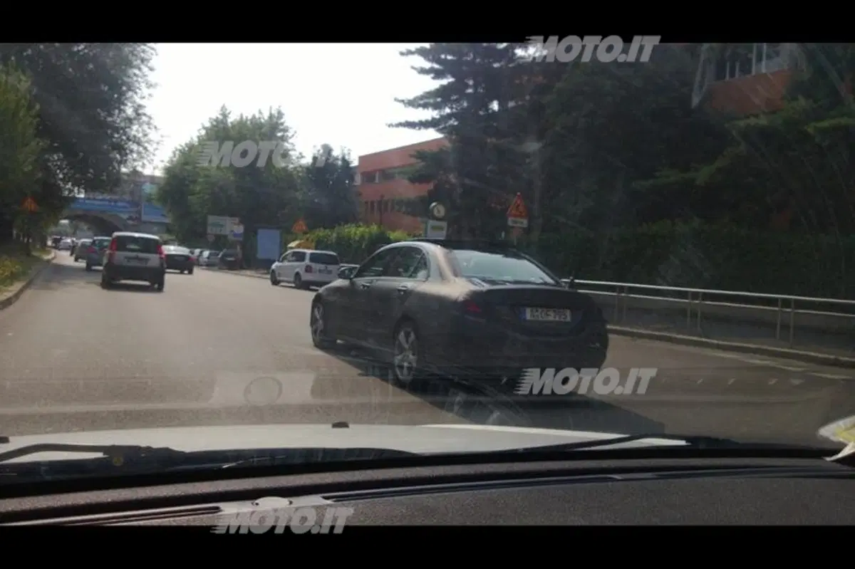 Mercedes: sorpresa a Milano una vettura in fase di collaudo (2)