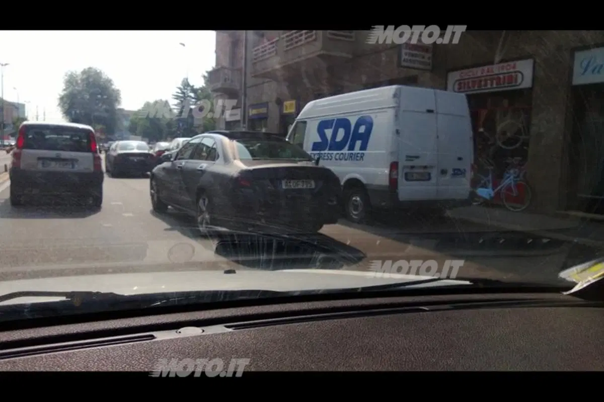 Mercedes: sorpresa a Milano una vettura in fase di collaudo (3)