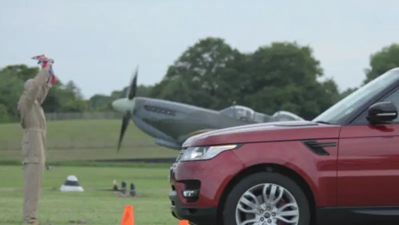 Range Rover Sport vs Spitfire: chi vince in accelerazione? - Video